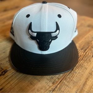 Chicago bulls snap back  one size NEW hat case $15